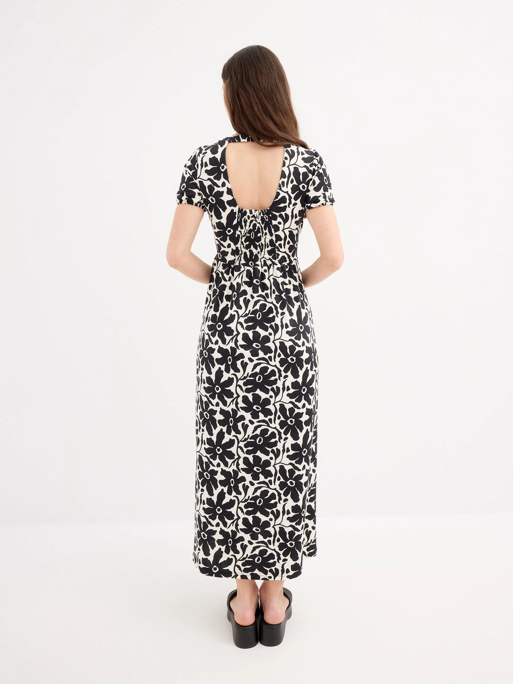 Maxi printed dress with V-neck and short sleeves by Inside, made from soft polyester-elastane blend, featuring button front closure and partially exposed back, perfect for casual everyday wear, ideal for women looking for sty