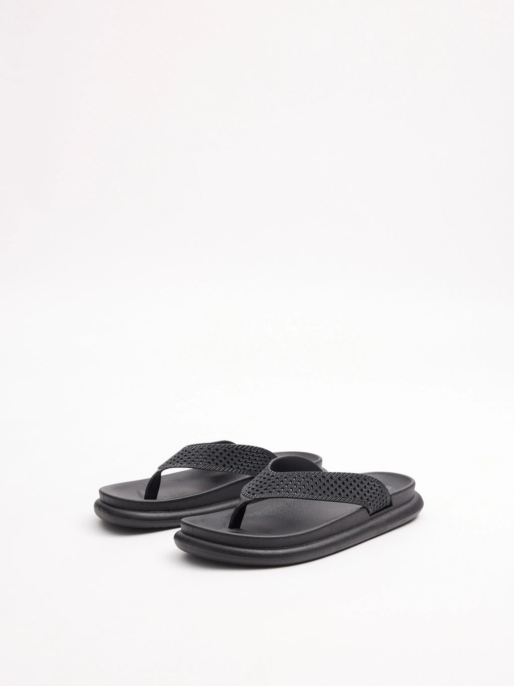 Comfort flat flip flops with design straps and anatomical insole for greater comfort inside