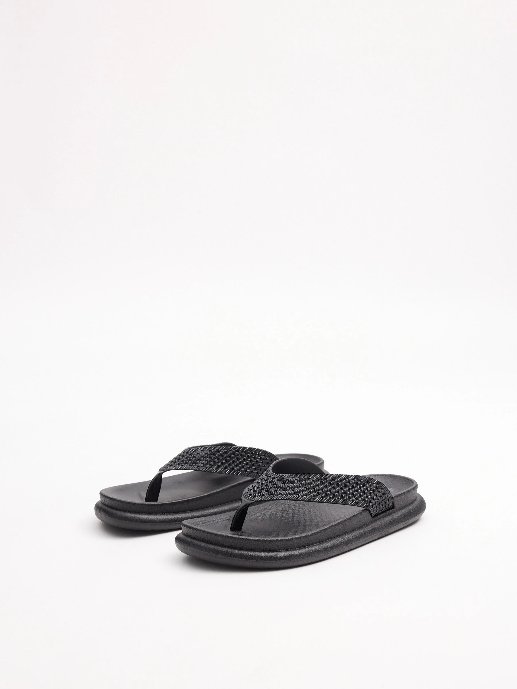 Comfort flat flip flops with design straps and anatomical insole for greater comfort inside