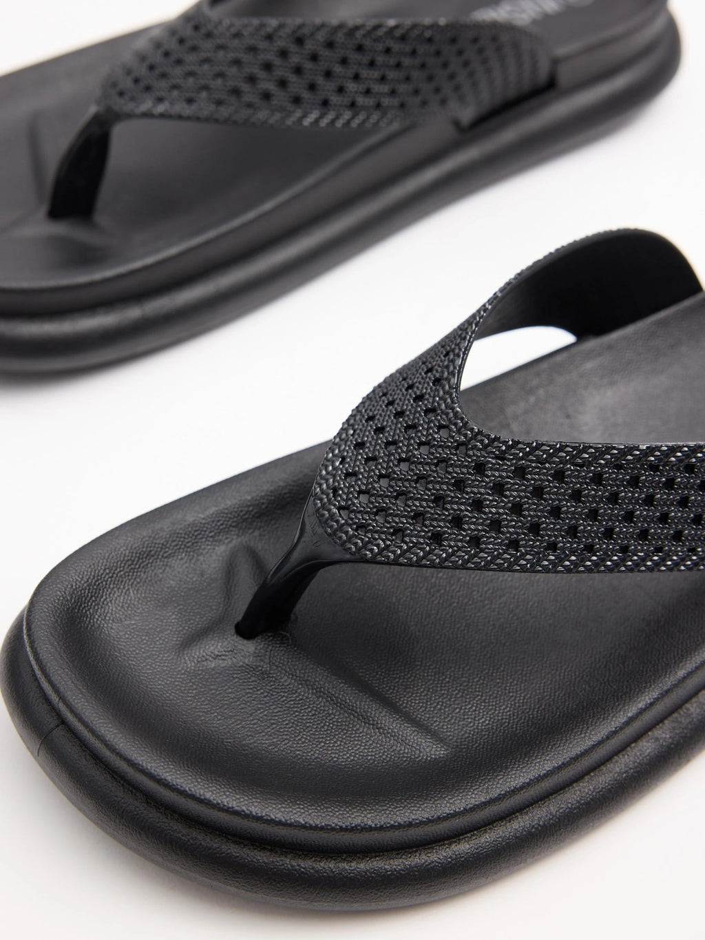 Comfort flat flip flops with design straps and anatomical insole for greater comfort inside