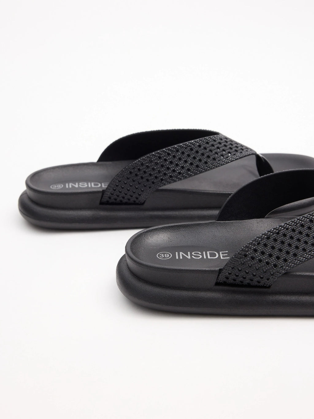 Comfort flat flip flops with design straps and anatomical insole for greater comfort inside